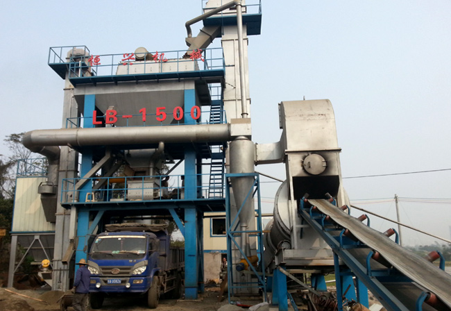 海(hǎi)南LB-1500瀝青混(hun)凝土攪拌(bàn)站設備現(xian)場