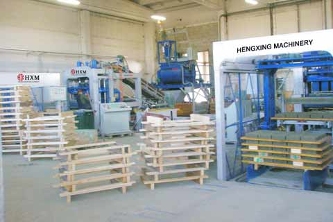 愛沙(sha)尼亞混凝(níng)土磚機客(ke)戶現場