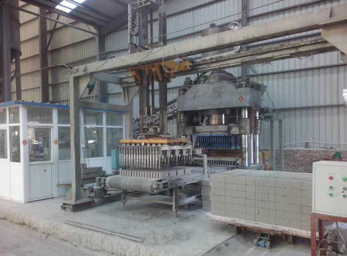 貴州(zhou)畢節灰砂(sha)磚設備靜(jing)壓磚機客(kè)戶現場
