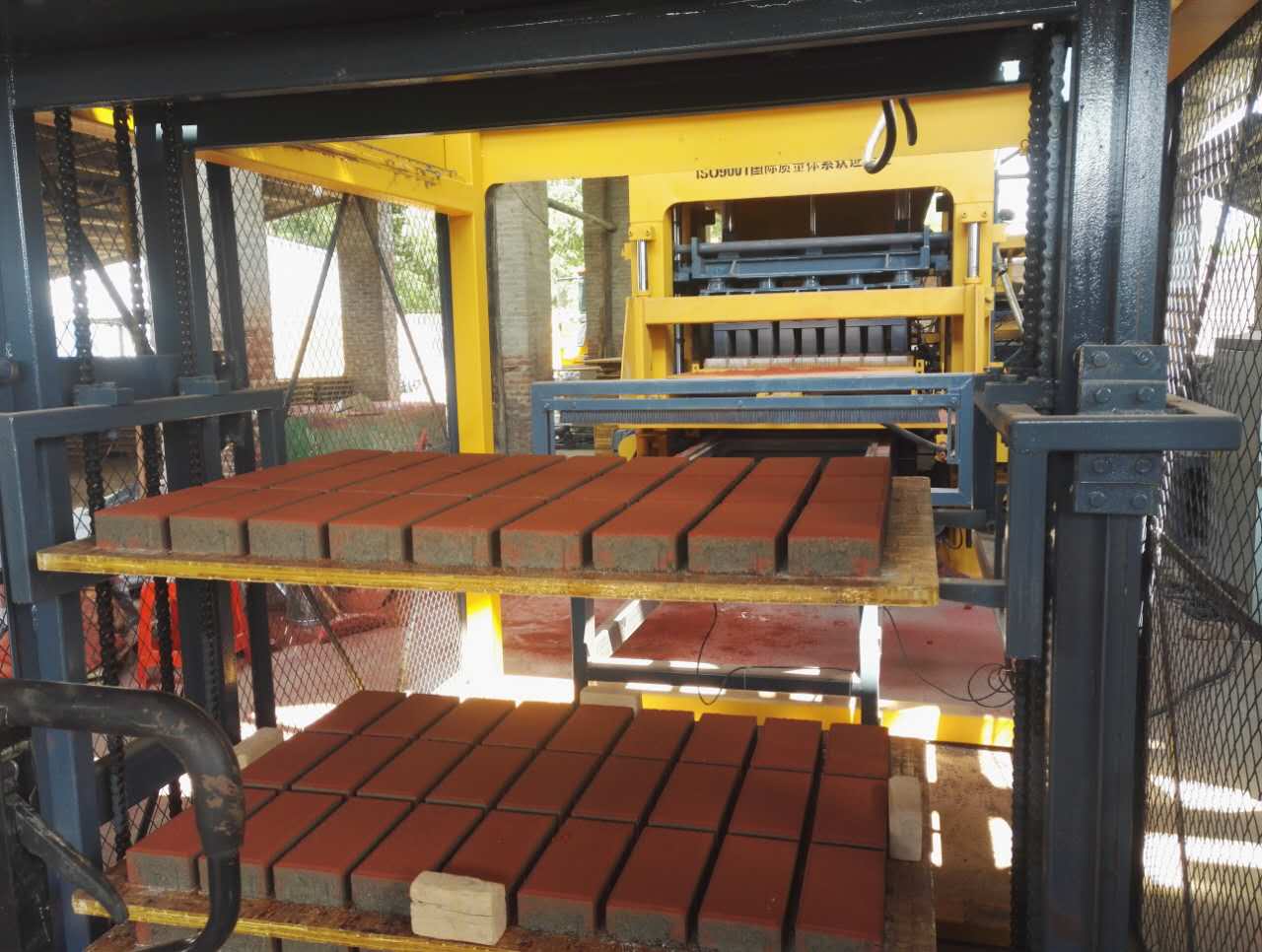 透(tou)水磚機QT8-15案(an)例 透水磚(zhuan)設備